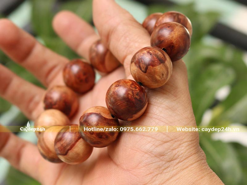 Vòng tay làm từ gỗ chắc tự nhiên