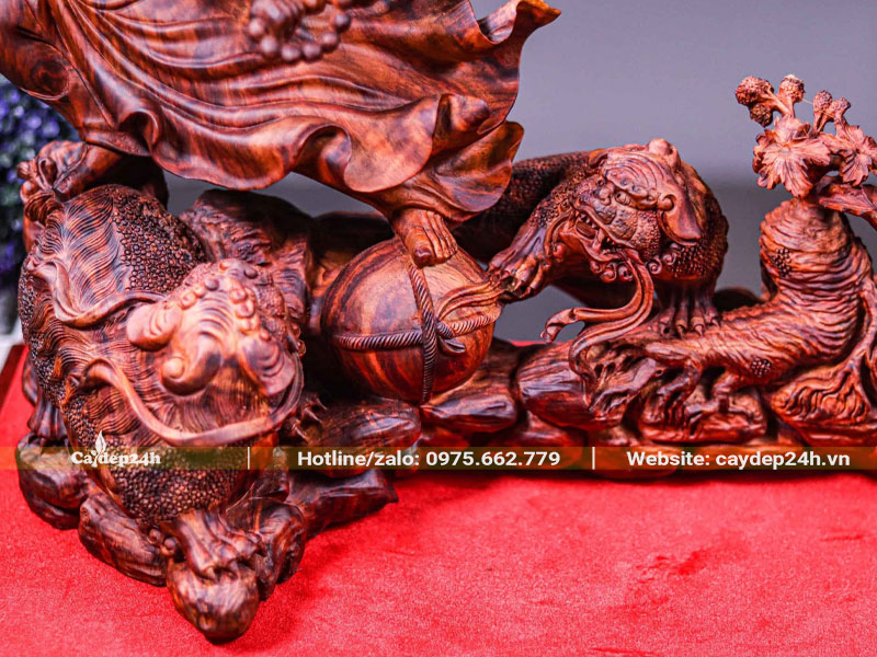 Tượng phong thủy bằng gỗ sưa đỏ gia tăng may mắn cho gia chủ